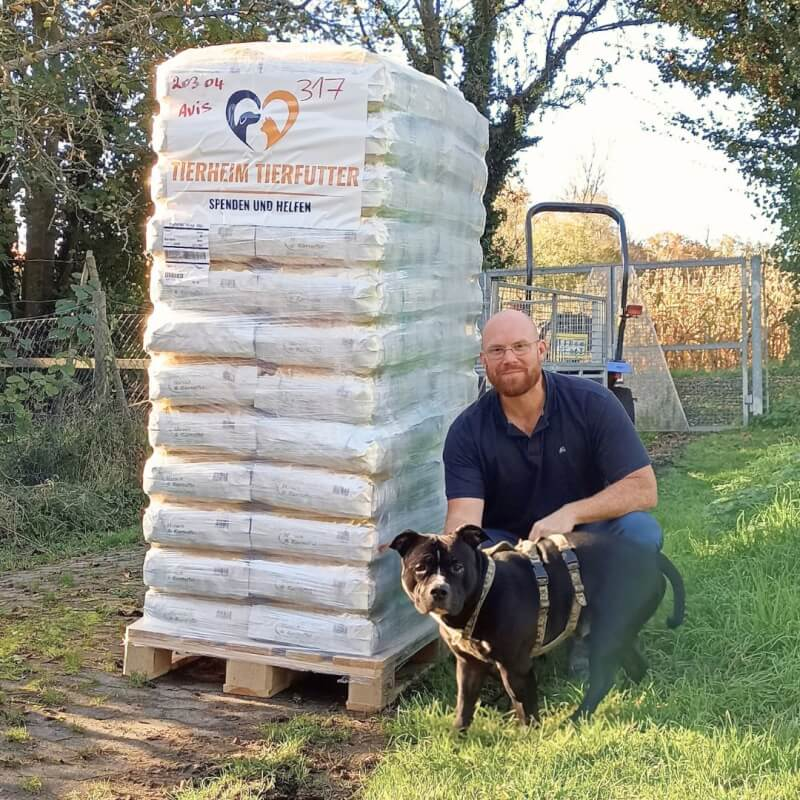Grosszügige Futterspende für das Tierheim Freiburg